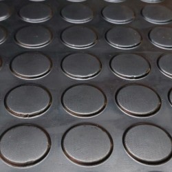 tapis podotactile noir en caoutchouc