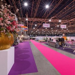 tapis événementiel en grande largeur rose