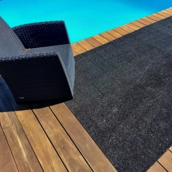 gazon synthétique autour piscine noir