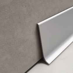installer des plinthes aluminium
