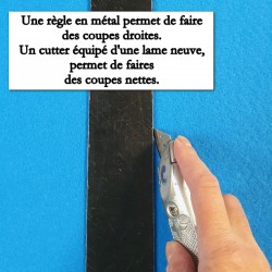 couper du tapis de cérémonie bleu