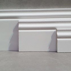 plinthe moulurée blanche de style louis XV