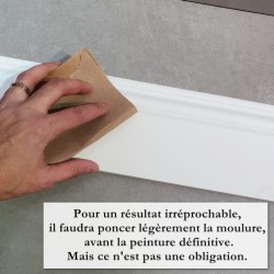 peindre des plinthes blanches moulurées