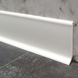 comment couper une plinthe en PVC