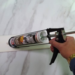 coller une plinthe en PVC blanche