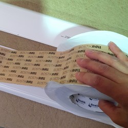 poser des plinthes avec de la bande adhésive