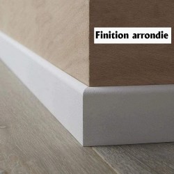 couper en angle des plinthes bois massif blanches