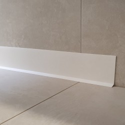 plinthe blanche salle de bain