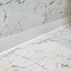 comment coller des plinthes en PVC blanche adhésives